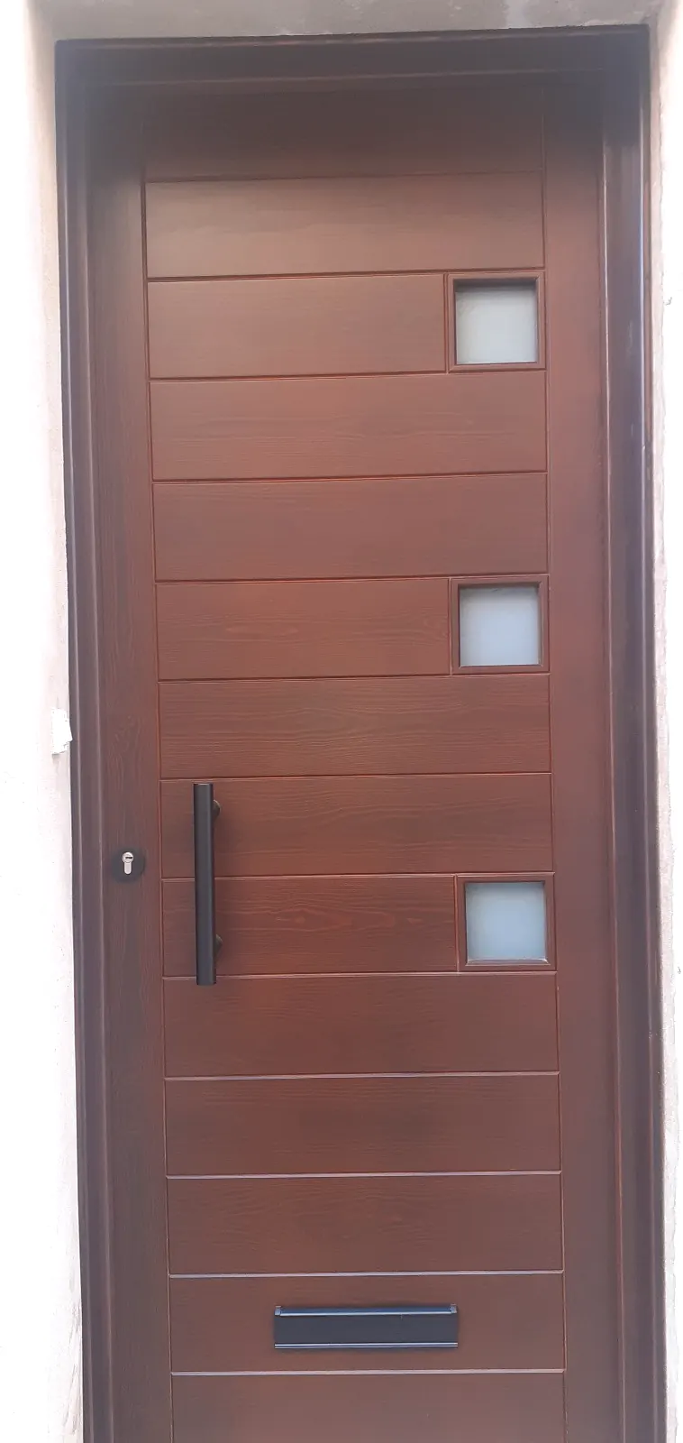 Porta d'entrada de fusta moderna fabricada a mida per Fusteria Viladegut