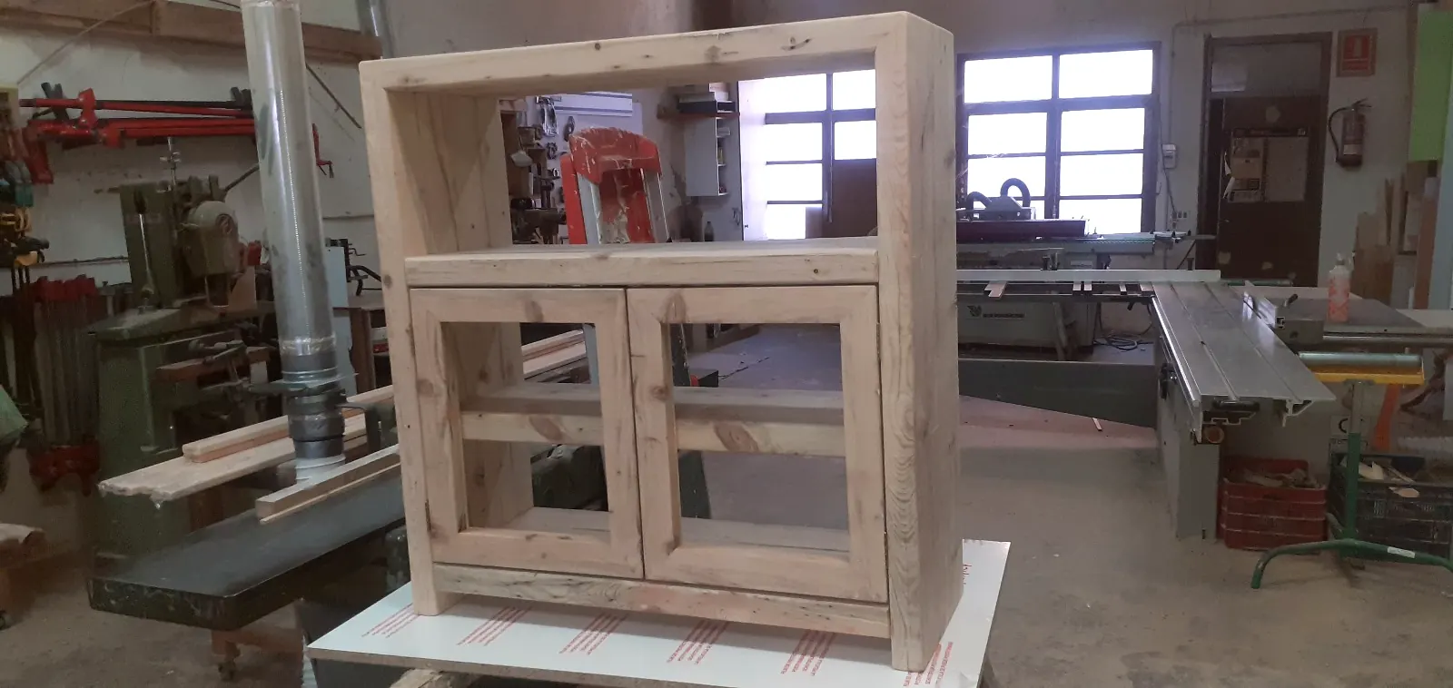 Moble de fusta de pi amb portes de vidre en construcció al taller de Fusteria Viladegut a Les Borges Blanques